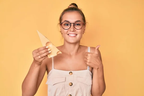 Hermosa Mujer Caucásica Sosteniendo Pedazo Queso Emmental Sonriendo Feliz Positivo — Foto de Stock