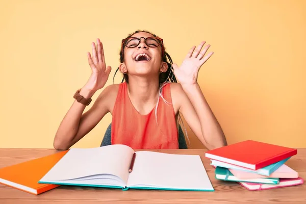 Jovem Menina Afro Americana Criança Com Tranças Estudando Para Exame — Fotografia de Stock