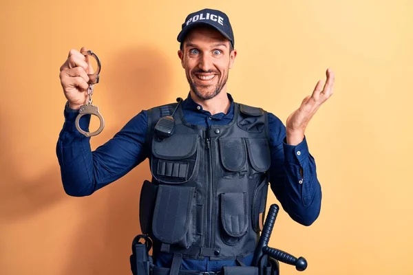 Knappe Politieagent Uniform Kogelprof Met Handboeien Gele Achtergrond Vieren Prestatie — Stockfoto
