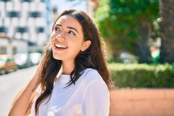 Joven Mujer Hispana Sonriendo Feliz Caminando Por Ciudad —  Fotos de Stock