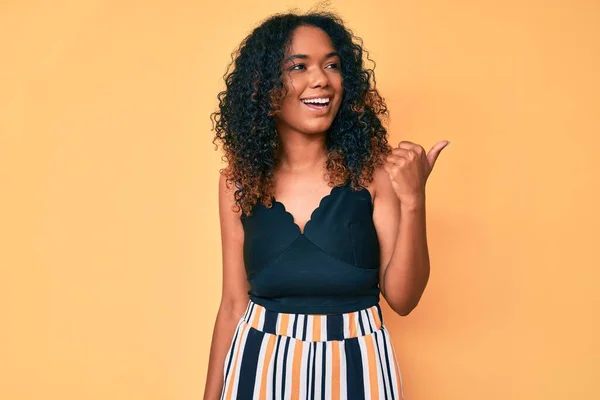 Ung Afrikansk Amerikansk Kvinna Bär Casual Kläder Pekar Tummen Upp — Stockfoto