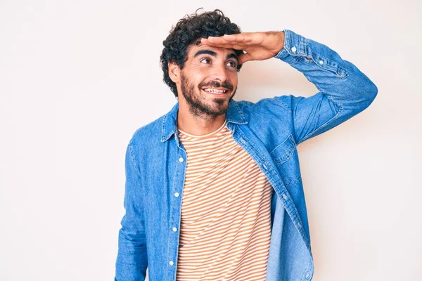 Joven Guapo Con Pelo Rizado Oso Con Chaqueta Vaquera Casual —  Fotos de Stock