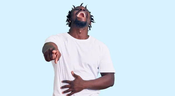 Fiatal Afro Amerikai Férfi Fonatokkal Alkalmi Fehér Pólóban Nevetve Rajtad — Stock Fotó
