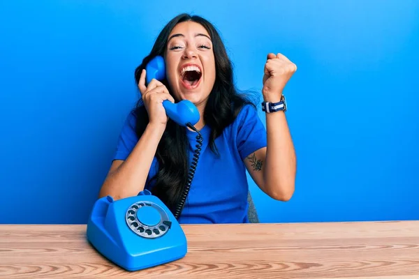 Belle Brune Jeune Femme Parlant Sur Téléphone Vintage Criant Fière — Photo