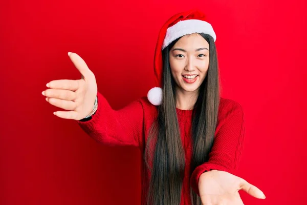 Jovem Chinesa Vestindo Chapéu Natal Olhando Para Câmera Sorrindo Braços — Fotografia de Stock