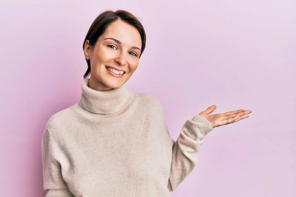 Joven Morena Con Pelo Corto Vistiendo Suéter Casual Invierno Sonriendo — Foto de Stock