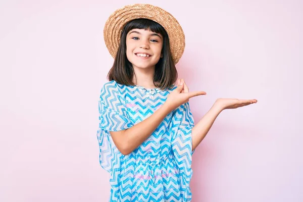 Niña Joven Con Bang Vistiendo Vestido Verano Sombrero Asombrado Sonriendo —  Fotos de Stock