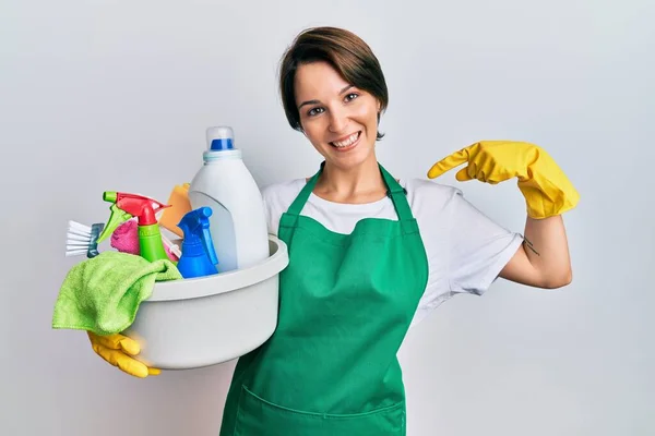 Jovem Morena Com Cabelo Curto Vestindo Avental Segurando Produtos Limpeza — Fotografia de Stock