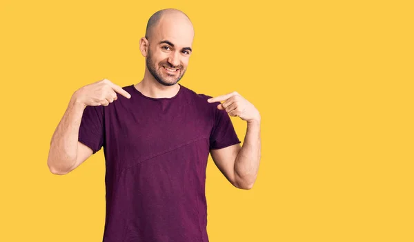 Homem Bonito Jovem Vestindo Camisa Casual Olhando Confiante Com Sorriso — Fotografia de Stock