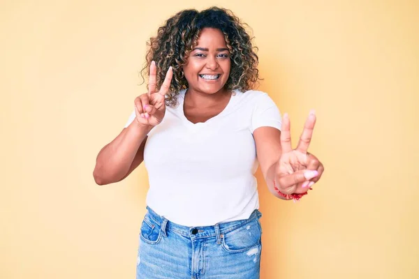 Joven Afroamericana Mujer Talla Grande Con Camiseta Blanca Casual Sonriendo — Foto de Stock