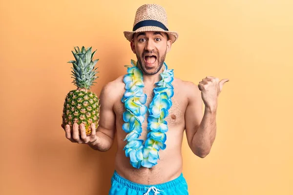 Jovem Careca Bonito Vestindo Roupa Banho Hawaiian Lei Segurando Abacaxi — Fotografia de Stock