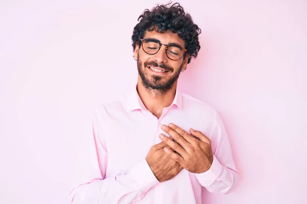 Schöner Junger Mann Mit Lockigem Haar Und Bär Businesshemd Und — Stockfoto