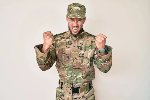 Jeune Homme Caucasien Portant Uniforme Camouflage Armée Colère Fou Levant — Photo