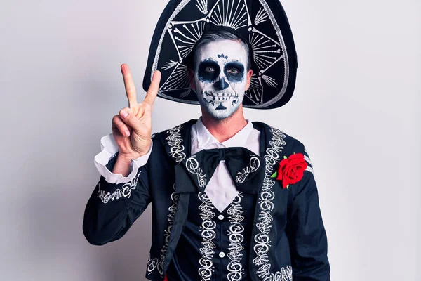 Mladý Muž Mexickém Dni Mrtvých Kostým Přes Bílou Ukazuje Ukazuje — Stock fotografie