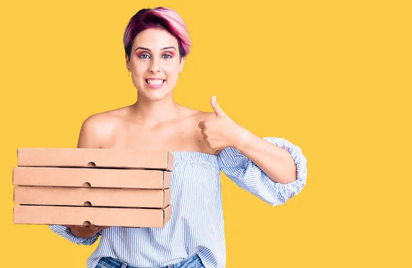Joven Hermosa Mujer Con Pelo Rosa Sosteniendo Entrega Pizza Caja —  Fotos de Stock