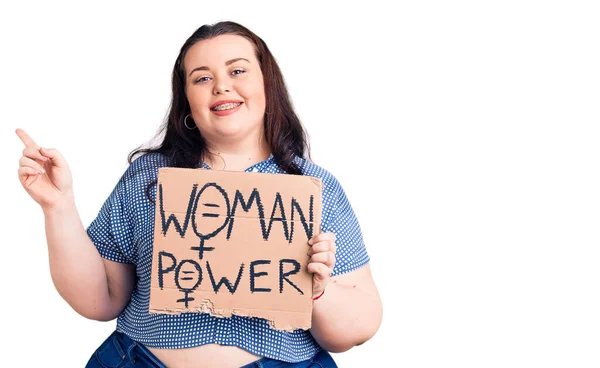 Junge Size Frau Mit Frauenpower Banner Lächelt Glücklich Und Zeigt — Stockfoto