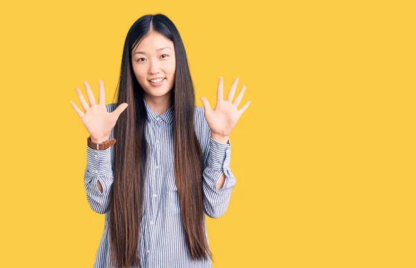 Jonge Mooie Chinese Vrouw Dragen Casual Shirt Tonen Wijzen Met — Stockfoto