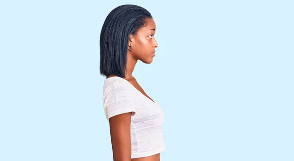 Mladá Africká Americká Žena Sobě Ležérní Oblečení Hledá Stranu Relaxační — Stock fotografie