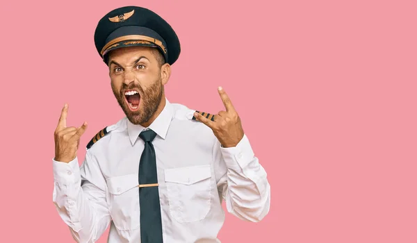 Homem Bonito Com Barba Vestindo Uniforme Piloto Avião Gritando Com — Fotografia de Stock