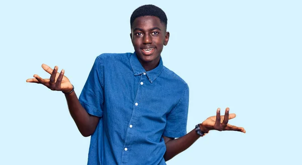Genç Afro Amerikan Bir Adam Gündelik Giysiler Giyiyor Habersiz Kolları — Stok fotoğraf