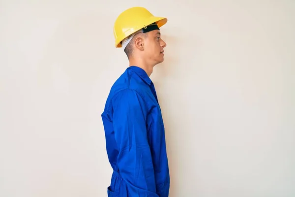 Νέοι Ισπανόφωνοι Αγόρι Φορώντας Εργατική Στολή Και Hardhat Ψάχνει Για — Φωτογραφία Αρχείου