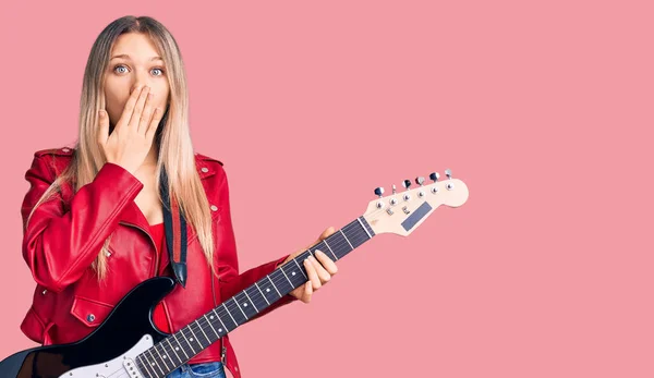 Jovem Mulher Loira Bonita Tocando Guitarra Elétrica Cobrindo Boca Com — Fotografia de Stock