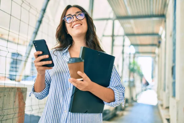 Ung Latinamerikansk Affärskvinna Ler Glad Med Smartphone Stan — Stockfoto