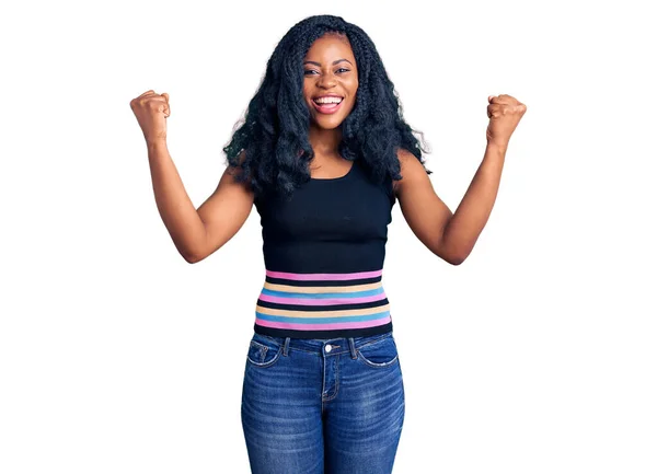 Vacker Afrikansk Amerikansk Kvinna Bär Casual Kläder Skriker Stolt Firar — Stockfoto