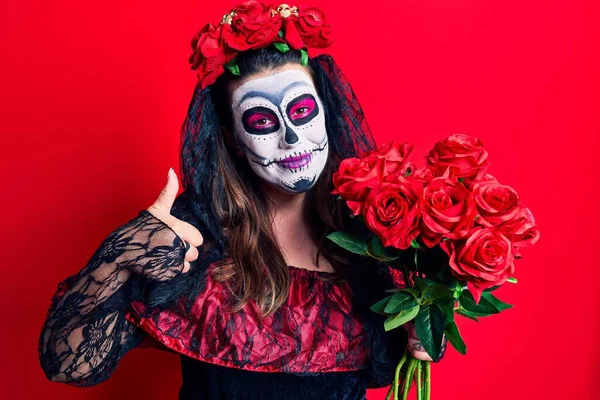 Mujer Joven Con Día Del Disfraz Muerto Sosteniendo Flores Sonriendo — Foto de Stock