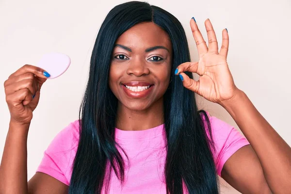 Joven Mujer Afroamericana Sosteniendo Esponja Maquillaje Haciendo Signo Con Los —  Fotos de Stock