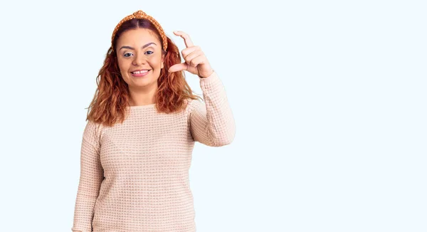 Jeune Femme Latine Portant Des Vêtements Décontractés Diadème Sourire Geste — Photo