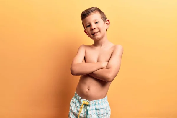 Mayo Giyen Sevimli Sarışın Çocuk Kollarını Kavuşturup Kameraya Bakarken Gülümsüyor — Stok fotoğraf