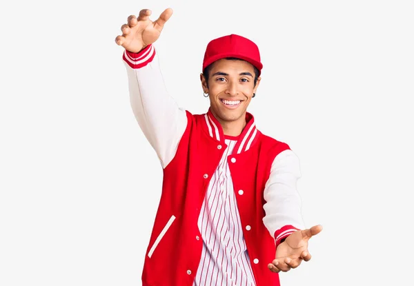 Jovem Americano Africano Vestindo Uniforme Beisebol Olhando Para Câmera Sorrindo — Fotografia de Stock