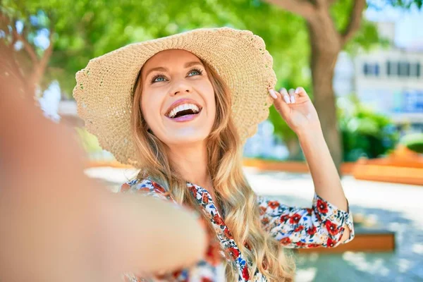 Jovem Bela Mulher Loira Férias Usando Chapéu Verão Sorrindo Feliz — Fotografia de Stock