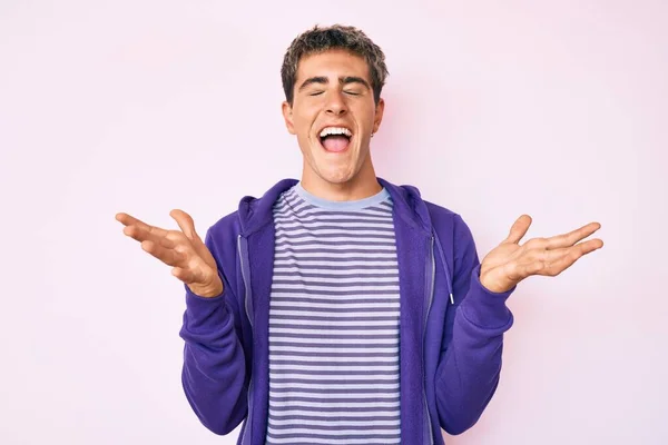 Homem Bonito Jovem Vestindo Camisola Roxa Casual Celebrando Louco Louco — Fotografia de Stock