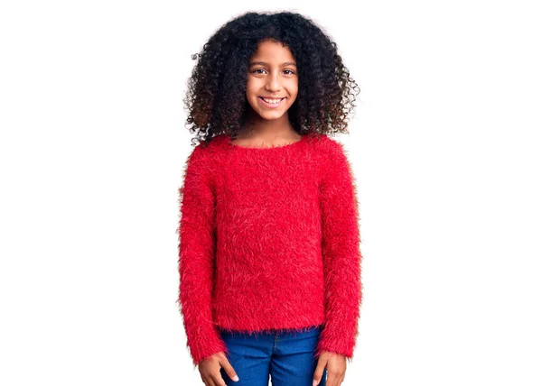 アフリカ系アメリカ人の子供は カジュアルな冬のセーターを着てポジティブで幸せな立ち姿で 自信を持って笑顔で歯を見せています — ストック写真