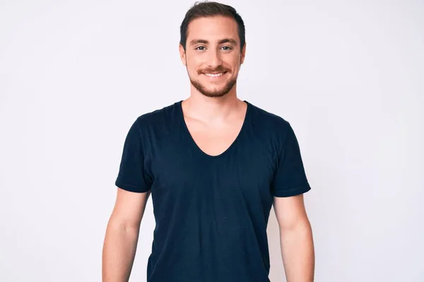 Jonge Knappe Man Draagt Casual Kleding Kijken Positief Gelukkig Staan — Stockfoto