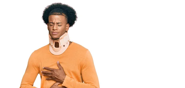 非洲裔美国人 头发黑发 脖子上戴着颈圈 手放在肚子上 因为消化不良 痛苦不堪 疼痛的概念 — 图库照片