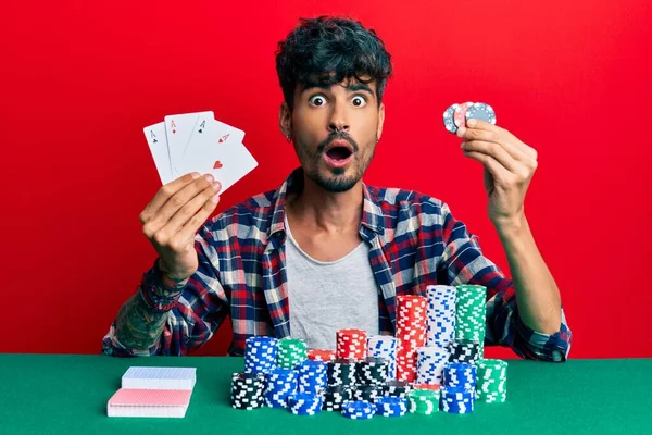 Poker Kumarhane Fişleri Tutan Genç Spanyol Adam Şaşkınlık Şaşkınlık Dolu — Stok fotoğraf