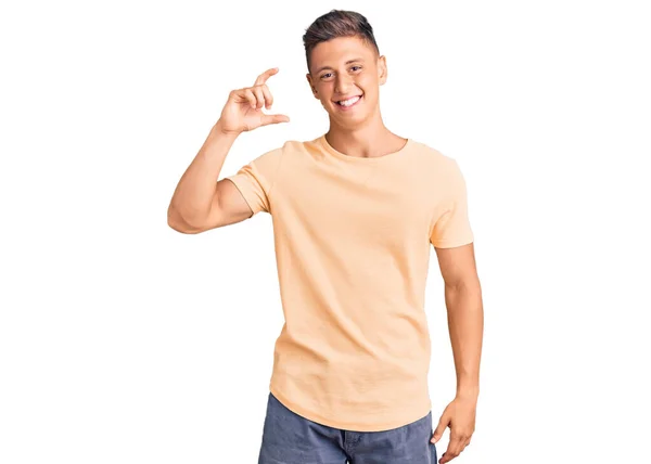 Joven Hombre Guapo Con Ropa Casual Sonriente Seguro Gesto Con —  Fotos de Stock