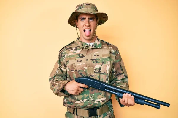 Jonge Knappe Man Draagt Camouflage Leger Uniform Houdt Shotgun Steken — Stockfoto