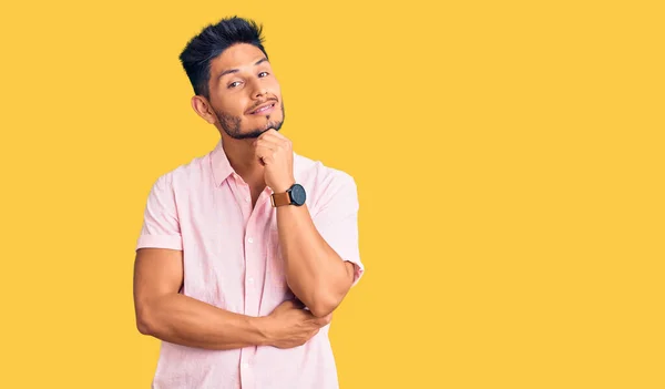 Bonito Jovem Latino Americano Vestindo Camisa Verão Casual Olhando Confiante — Fotografia de Stock