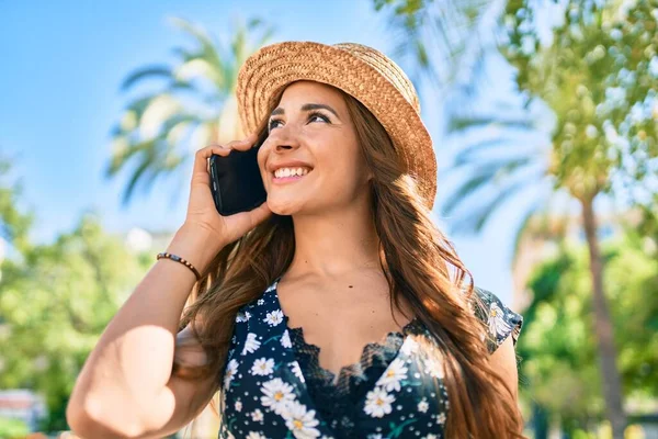 Mujer Hispana Joven Vacaciones Hablando Teléfono Inteligente Calle Ciudad —  Fotos de Stock