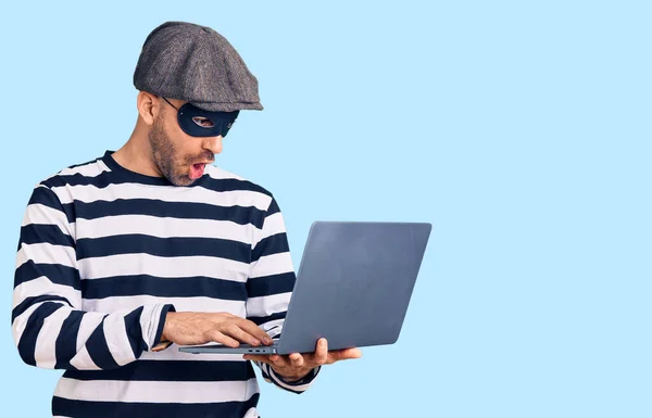 Ung Stilig Man Bär Inbrottstjuv Mask Med Laptop Rädd Och — Stockfoto