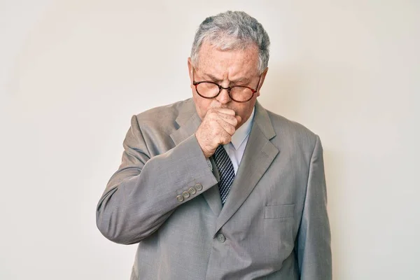 Homme Âgé Aux Cheveux Gris Portant Costume Affaires Sentant Mal — Photo