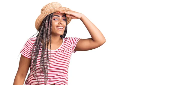 Jovem Afro Americana Com Tranças Usando Chapéu Verão Muito Feliz — Fotografia de Stock