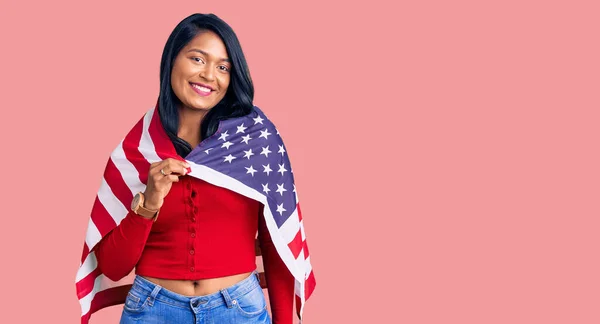 Hispanic Kvinna Med Långt Hår Håller Usa Flagga Ser Positiv — Stockfoto