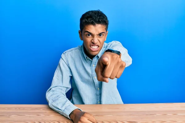 Joven Hombre Afroamericano Guapo Usando Ropa Casual Sentado Mesa Señalando —  Fotos de Stock