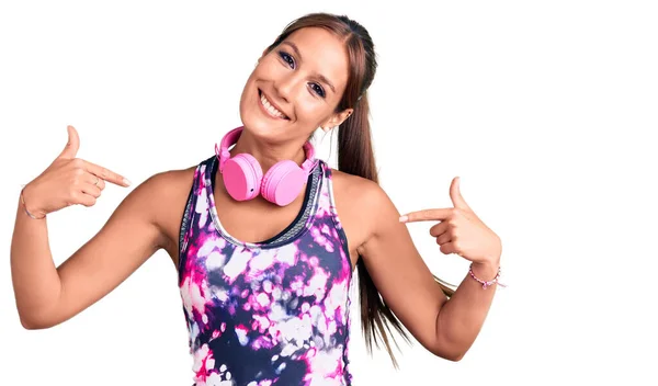 Młoda Piękna Latynoska Kobieta Ubrana Strój Gimnastyczny Używająca Słuchawek Uśmiechem — Zdjęcie stockowe