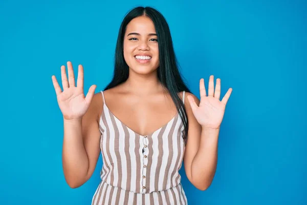 Jong Mooi Aziatisch Meisje Dragen Casual Kleding Tonen Wijzen Met — Stockfoto